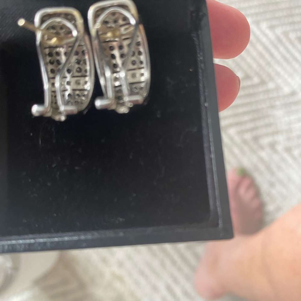 Black and white diamond Huggy earrings - Picture 3 of 4